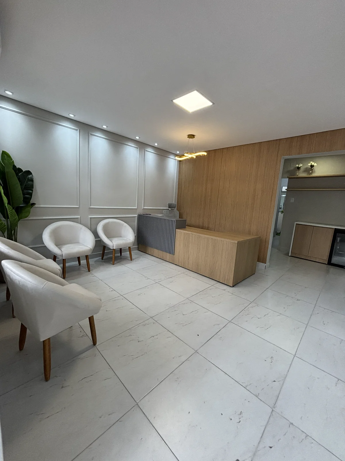 Recepção da Glowspace com poltronas e balcão